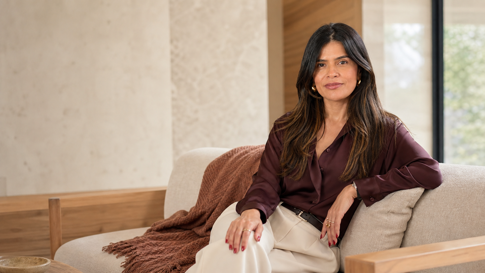 Vanessa Santos em um ambiente contemporâneo e acolhedor